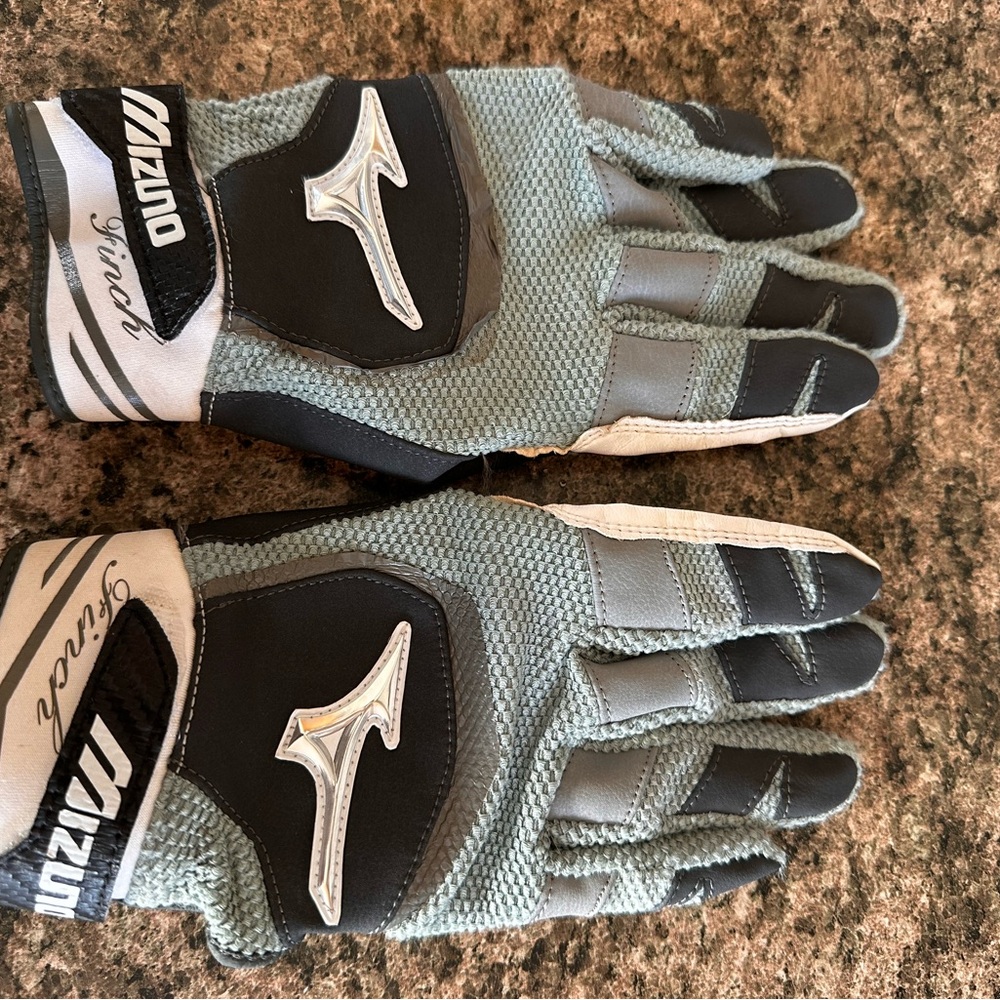 Mizuno Finch Gloves in Black and Gray